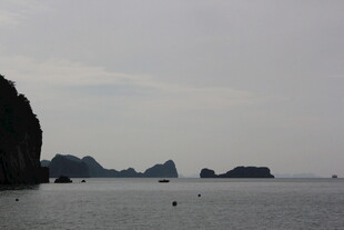 越南海上嶙峋岩景