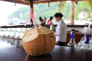 越南吧台边的新鲜椰子饮品