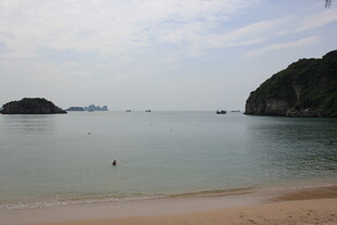 越南宁静海滩与远处岛屿风光