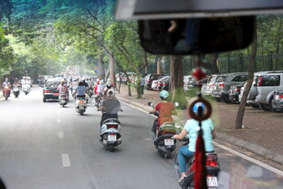 越南街道上的摩托车与行人景象