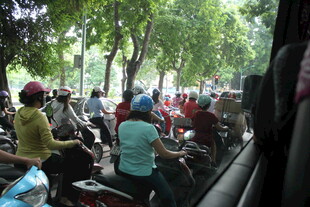 越南街头摩托车骑行人群景象