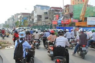 越南繁忙街道上的摩托车骑行场景