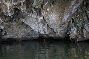 越南地下溶洞中的静谧水面