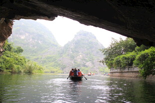 越南溶洞下泛舟赏山水美景