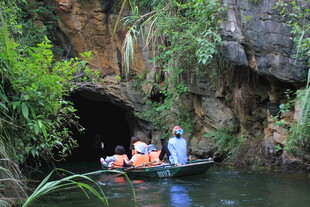 越南洞穴河道上的皮划艇之旅