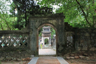 越南古朴中式拱门庭院景致