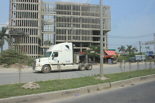 越南公路旁的白色大卡车