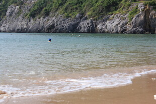 越南宁静海滩与海中畅游者