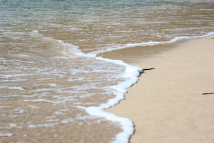 越南海浪轻拍沙滩的美丽瞬间