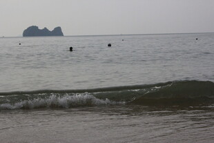 越南海边远景 海面人影与礁石