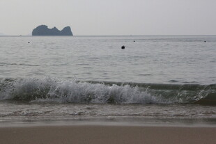 越南海边波浪与远处礁石景观