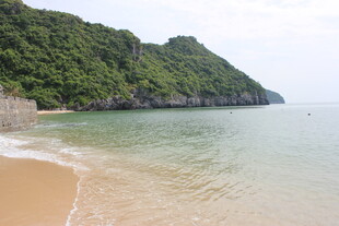 越南美丽海岸边的青山绿水