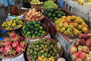 越南缤纷水果摆满摊