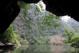 越南山水溶洞间的静谧风光