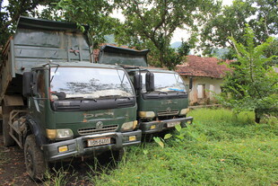 越南废弃草地中的两辆老旧卡车