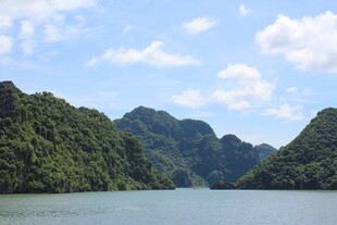 越南秀丽山水间的宁静湖泊