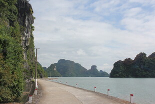 越南海边公路旁的秀丽山水景