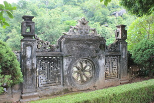 越南古老精致的户外石制装饰