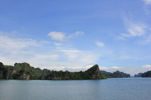 越南美丽湖景与远处山峦