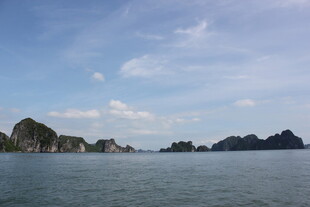 越南海上奇景 蓝天碧水与岩岛