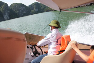 越南乘船游览美丽山水景色