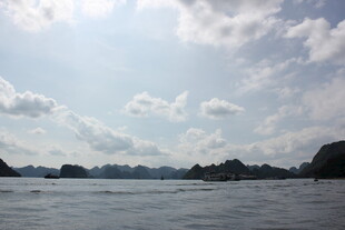 越南宁静湖面与远处葱郁山峦