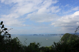 越南海边山峦景致 蓝天白云