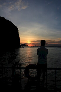 越南夕阳下的海边沉思者