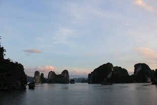 越南越南下龙湾美丽黄昏景色