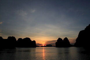 越南海上日落 远山剪影美景