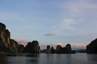 越南黄昏下的山水美景