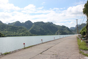 越南湖畔长径 远山碧水好风光