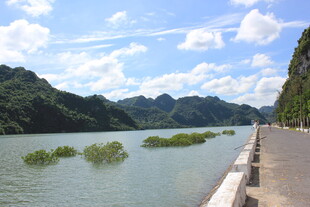 越南湖畔公路美景