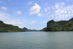 越南美丽湖景与青山相伴