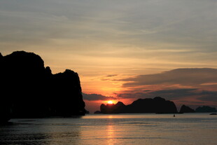 越南海上日落 远山剪影美景