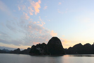 越南黄昏下的山水美景