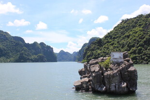 越南海上孤石 青山绿水相伴