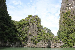 越南山水相依的秀丽峡谷风光