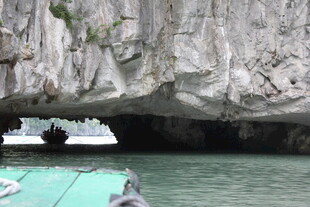 越南乘船穿行于奇特岩洞间