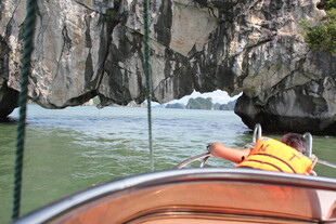 越南乘船穿梭于奇特岩洞中