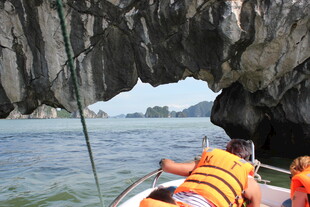 越南乘船游览喀斯特地貌美景