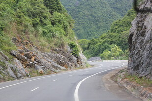 越南蜿蜒山间公路风景秀丽