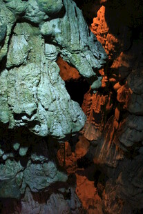 越南洞穴内奇特的岩石景观