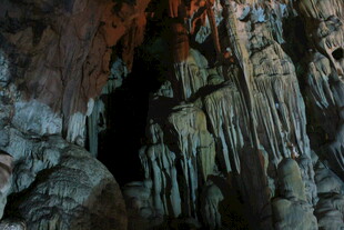 越南神秘溶洞内的奇幻钟乳石