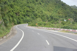 越南蜿蜒山间公路风景