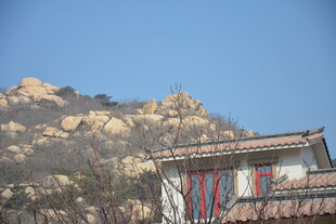 山间小屋伴嶙峋山石