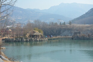 湖畔山水景致