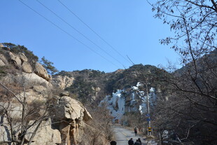 山间冬日景 游人漫步处
