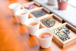 精致茶具与多样茶叶展示