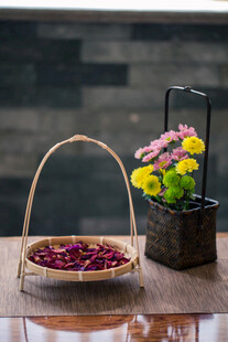 中式茶点与花卉雅致组合